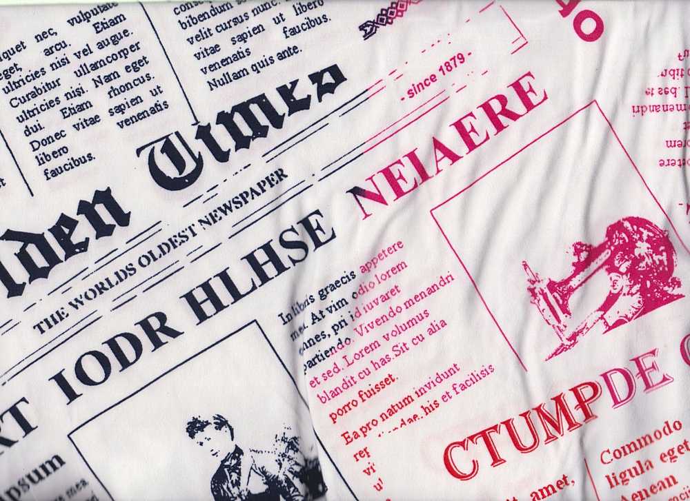 KNT2100-Q00708 / PINK / 96%POLY 4%SPAN DTY BRUSHED NEWSPAPER PRINT