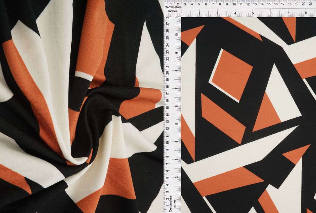 KNT1389-Q20511 / RUST/BLACK / 96%POLY 4%SPANDEX DTY GEO PRINT