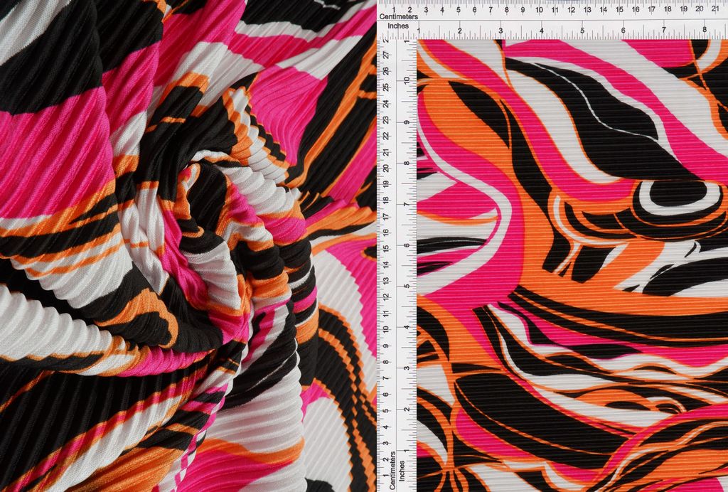 KNT3696-SE71265 / FUCHSIA / 100%POLY BODRE/INTERLOCK PLEATED ABSTRACT PRINT