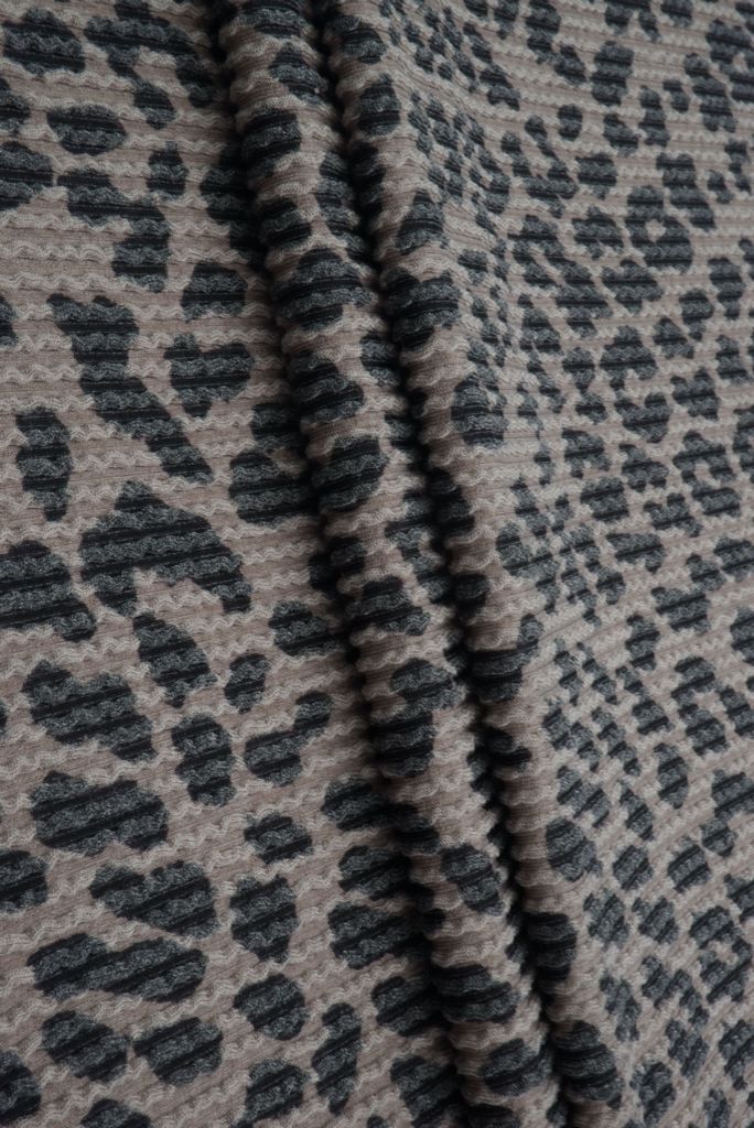 KNT4463-S304102 / CHARCOAL / 77%P 18%R 5%SP DOUBLE KNIT COZY ANIMAL PRINT