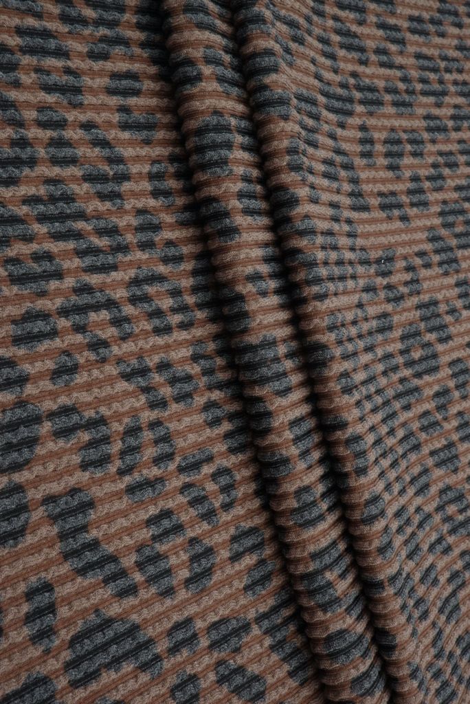 KNT4463-S304102 / BROWN / 77%P 18%R 5%SP DOUBLE KNIT COZY ANIMAL PRINT