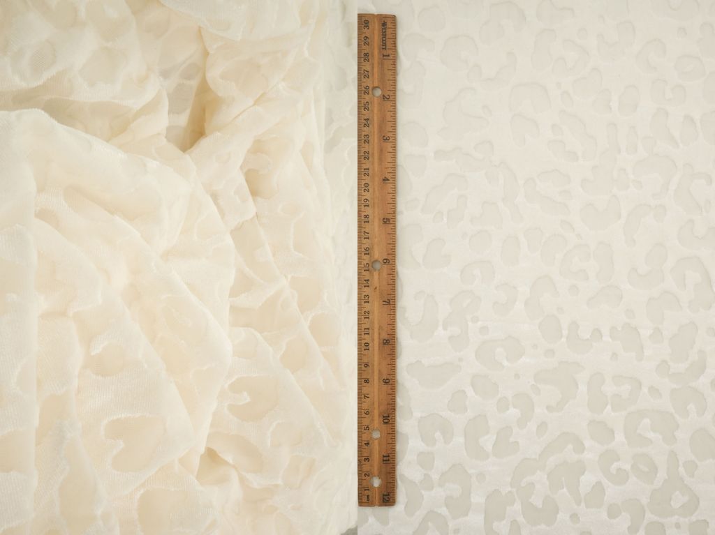 KNT3869-Q10720 / IVORY / 65%POLY 27%NYLON 8%SP VELVET BURN OUT ANIMAL PRINT