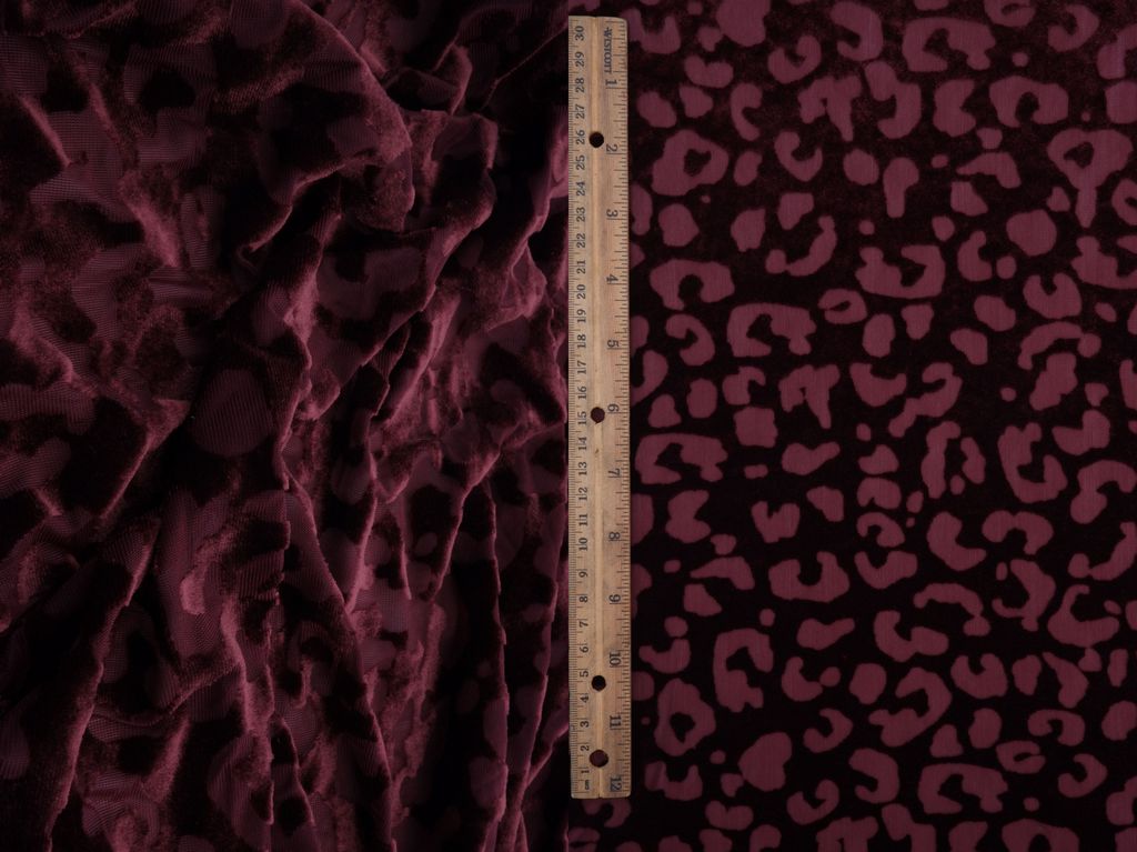 KNT3869-Q10720 / BURGUNDY / 65%POLY 27%NYLON 8%SP VELVET BURN OUT ANIMAL PRINT